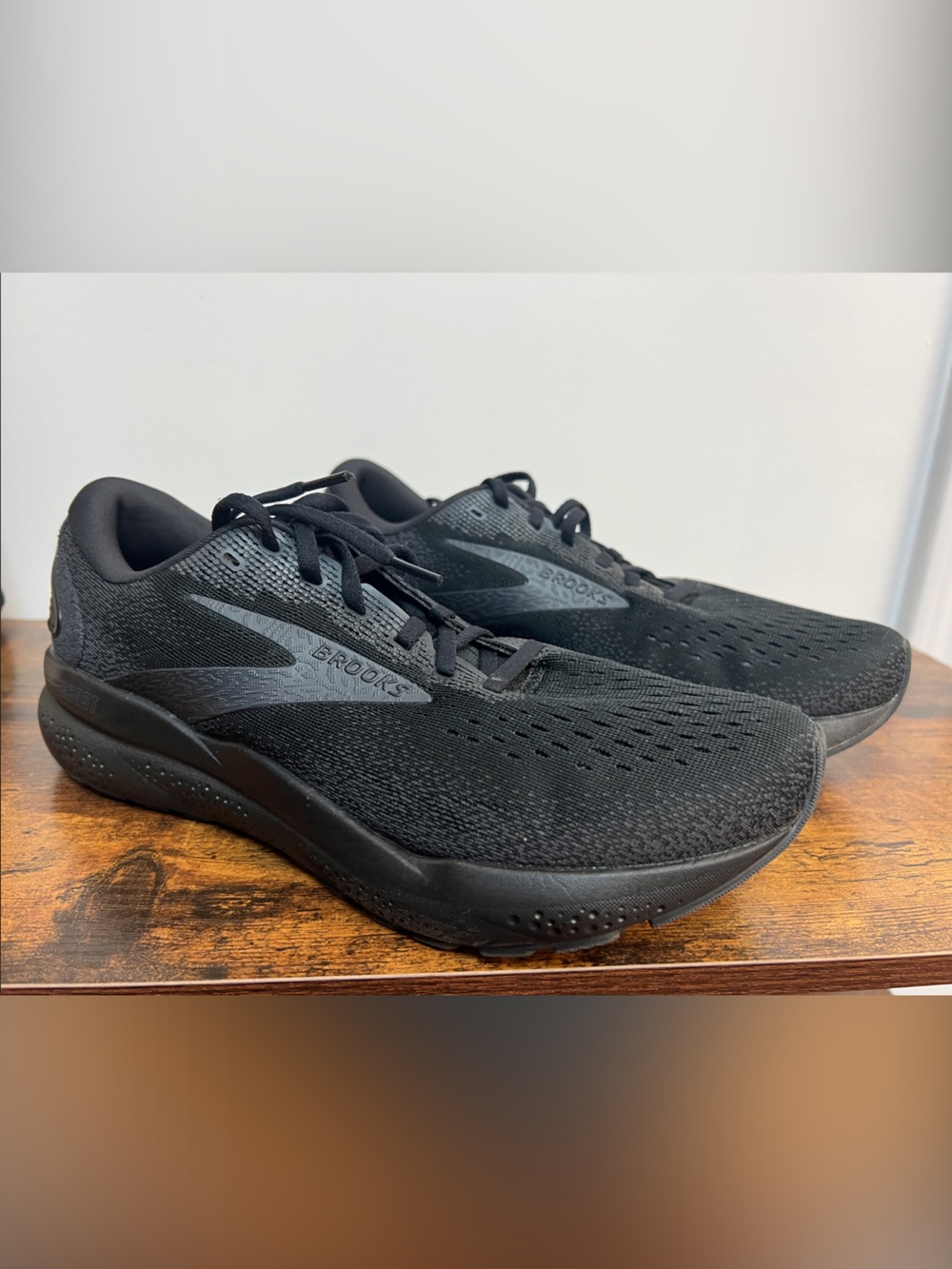 Brooks Black Ghost 16 Running Sneakers Size 10 Womens
